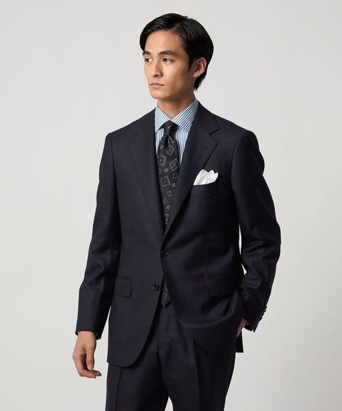 ネイビースーツを着た男性