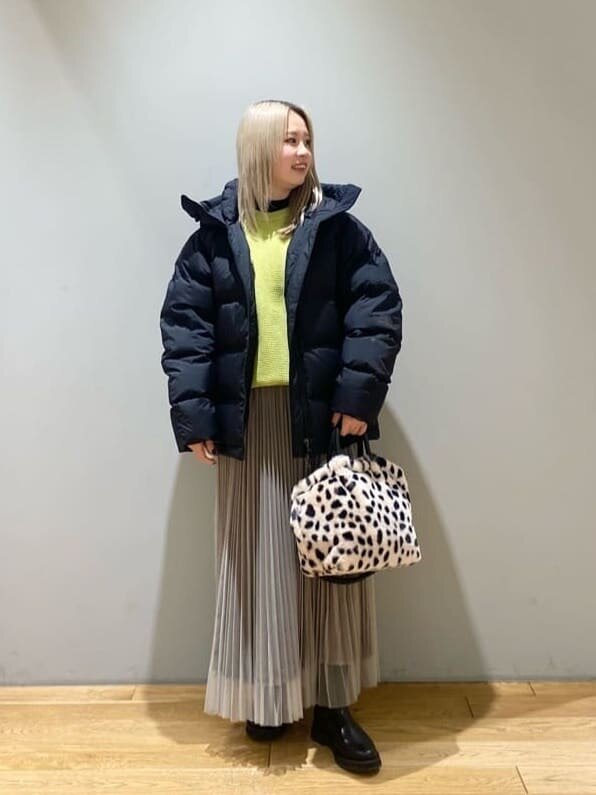 黒のダウンパーカーを着た女性