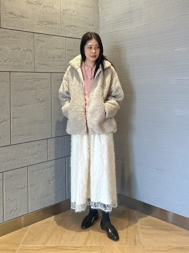 ボアブルゾンを着た女性