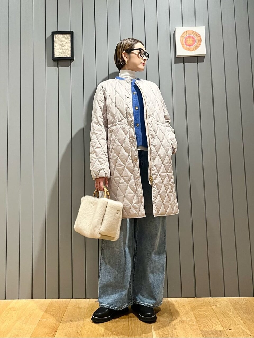 ダウンコートを着た女性