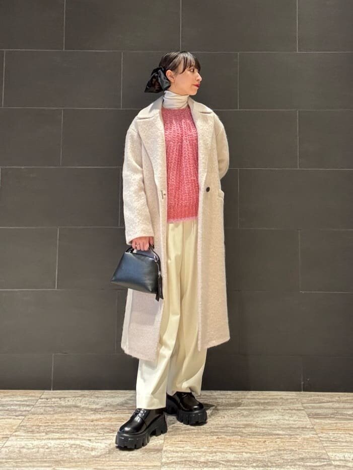 ピンクのニットを着た女性