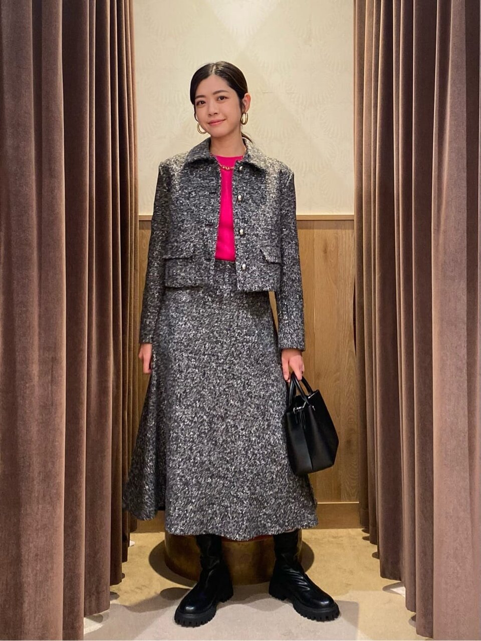 ツイードライクのジャケットを着た女性