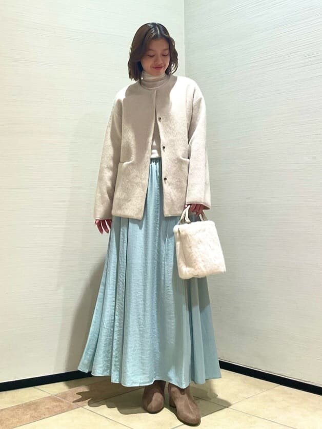 白のカーディガンを着た女性