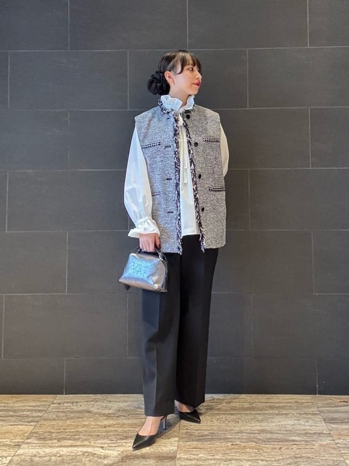 ベストを着た女性