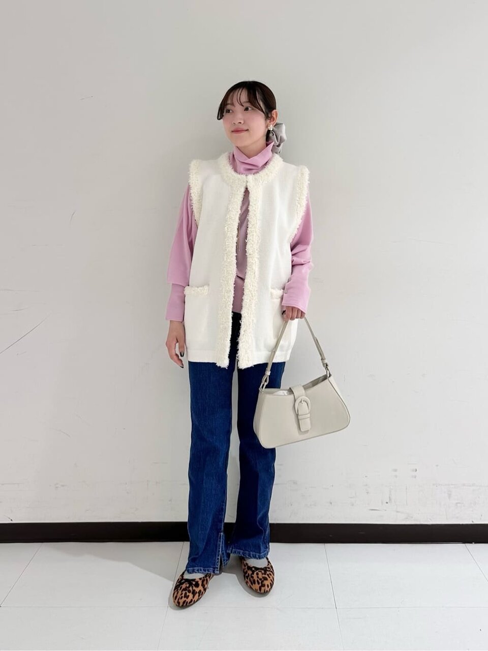 白のジレベストを着た女性