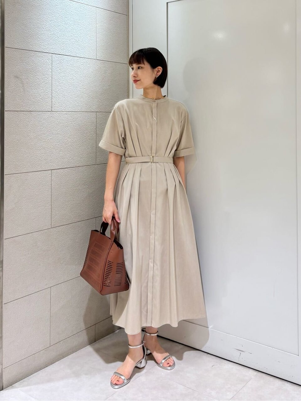 ウエストベルトワンピース×ヒールサンダルのコーデ