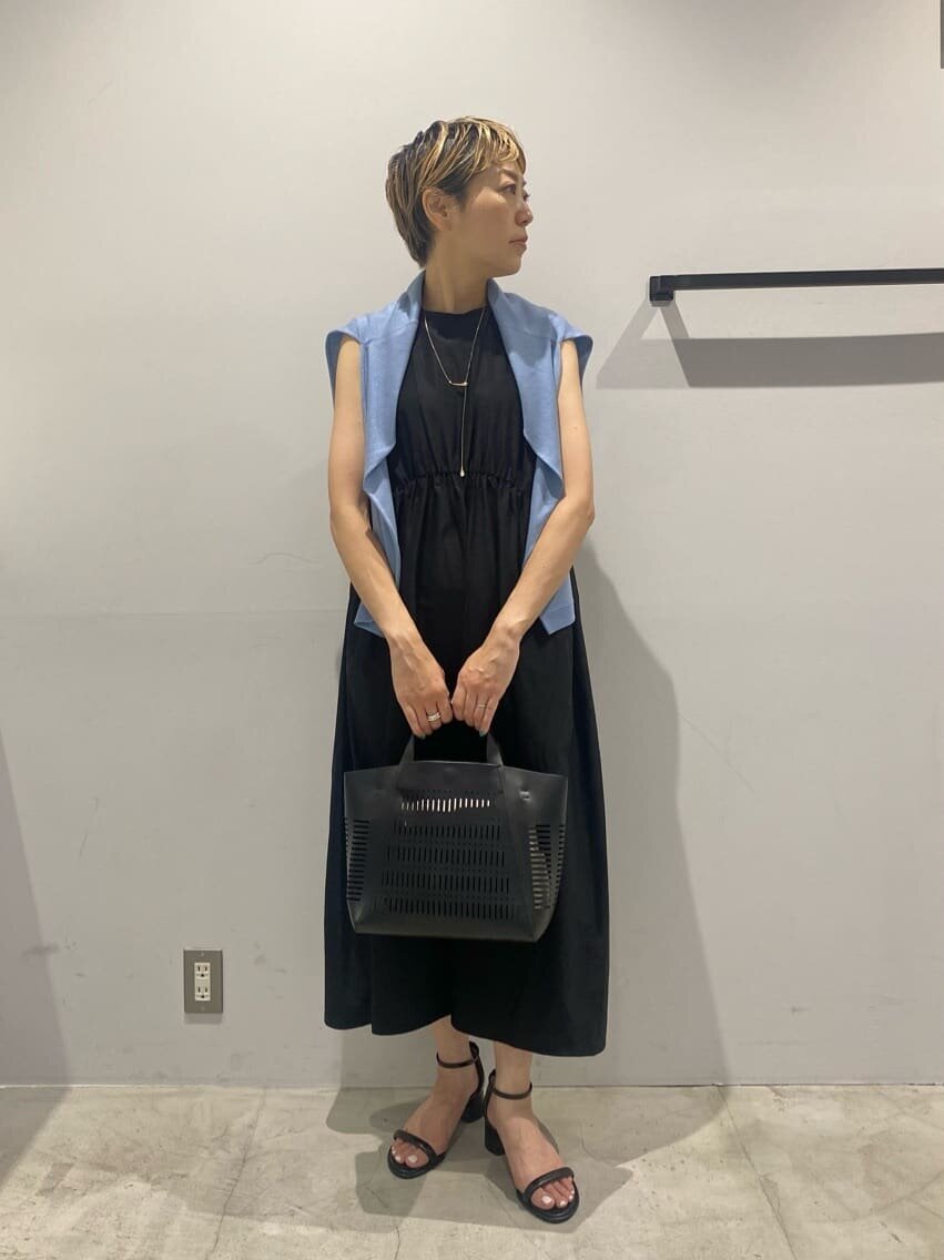 ノースリーブワンピース×ニットカーディガンのコーデ