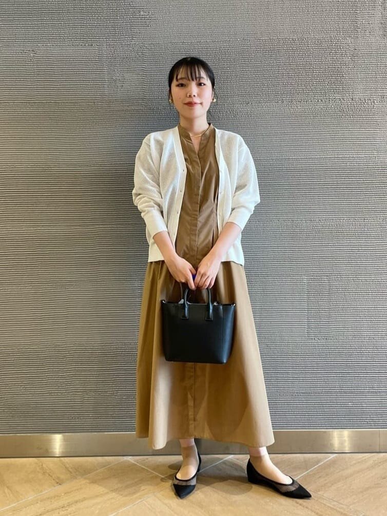シャツワンピース×カーディガンのコーデ