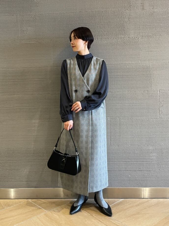 サテンブラウス×ジャンパースカートのコーデ