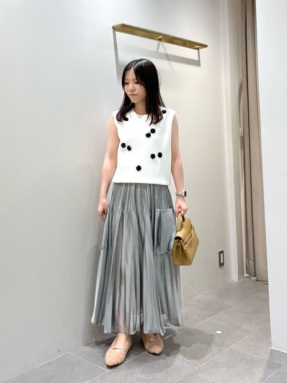 ニットベストを着た女性