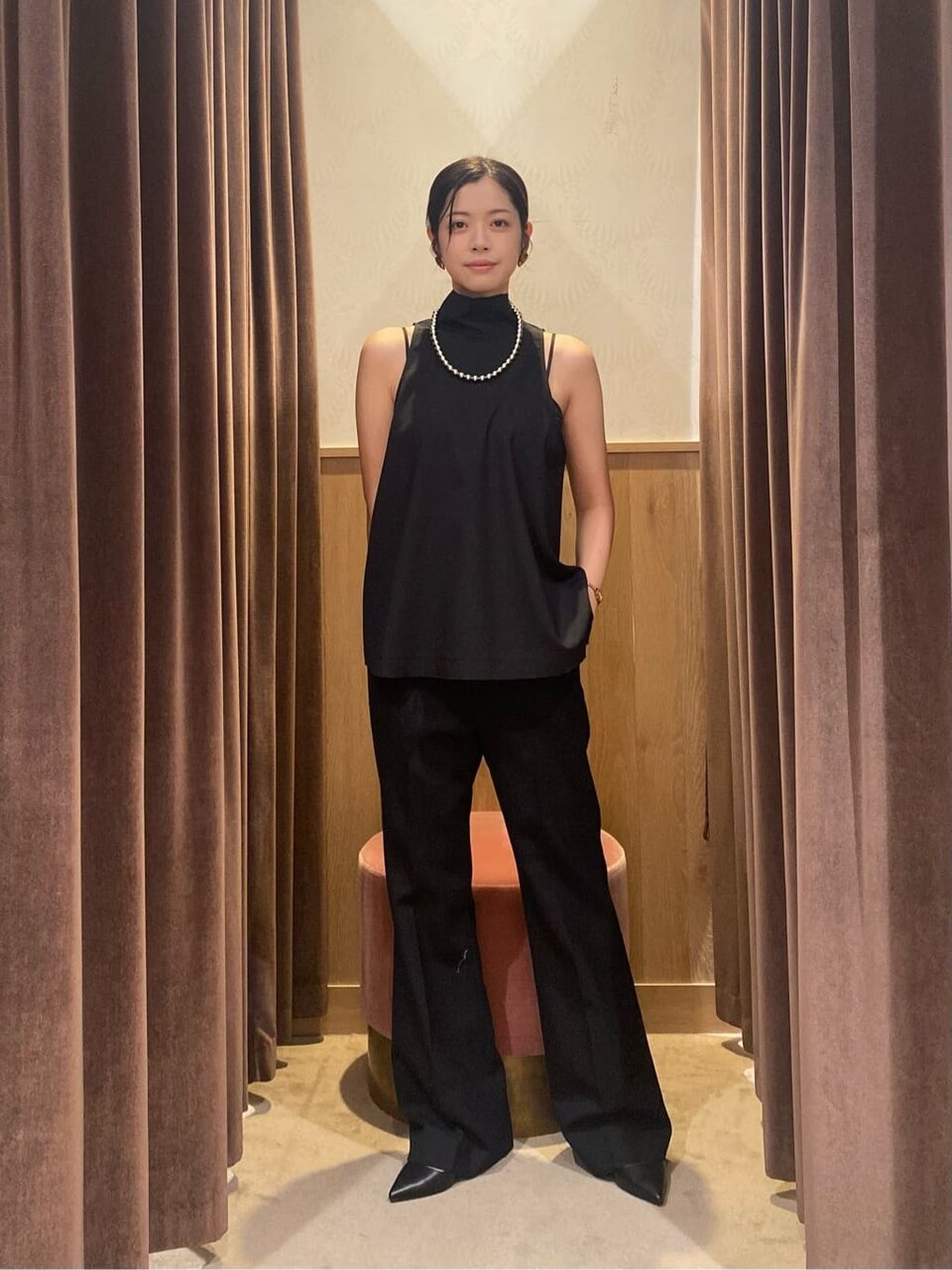 アメリカンスリーブのトップスを着た女性