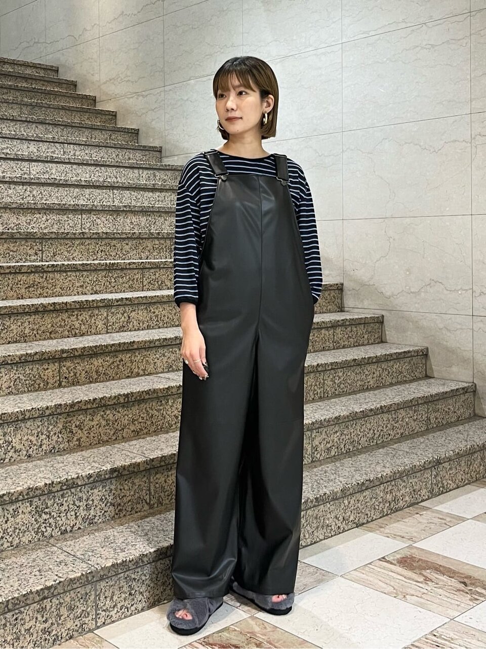 サロペットを着た女性