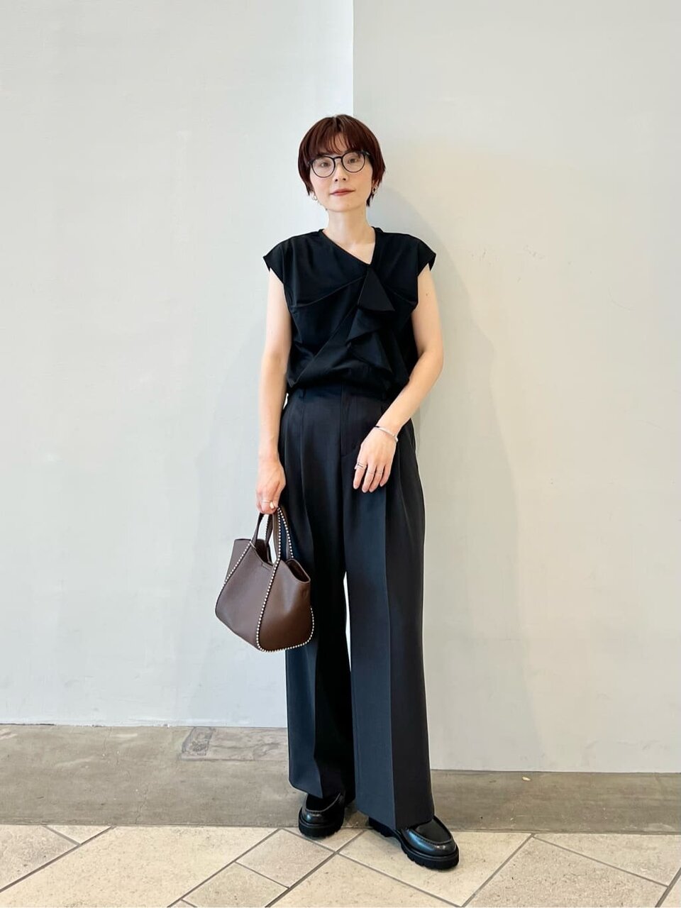 フレンチスリーブのトップスを着た女性