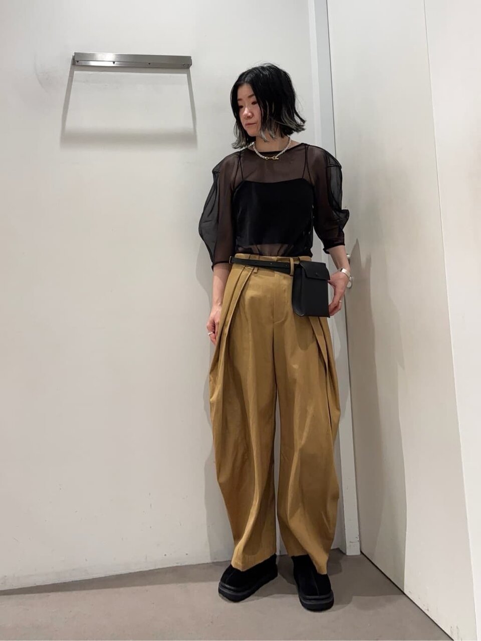 シアーカットソーを着た女性