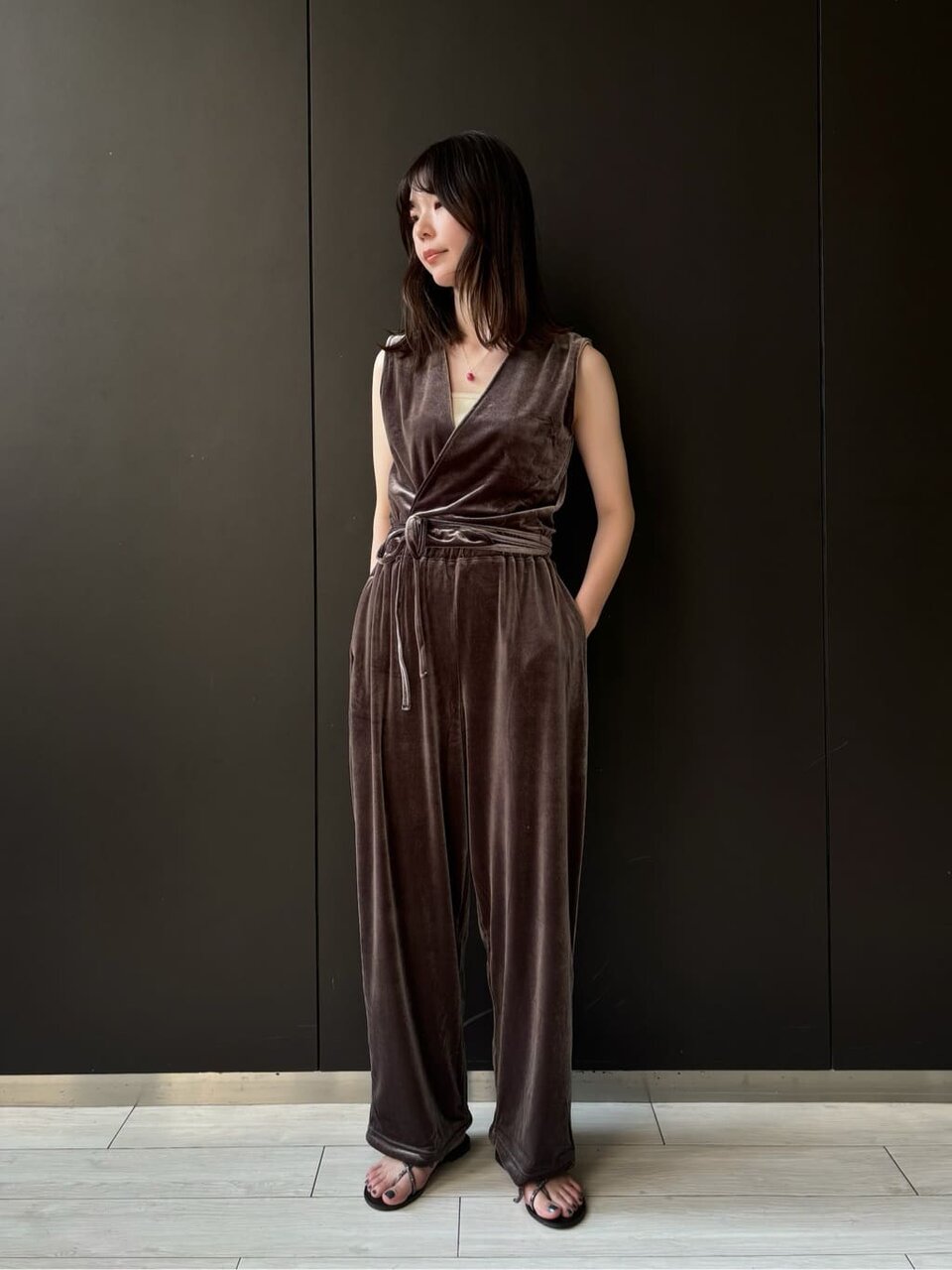 ベロア生地のセットアップを着た女性