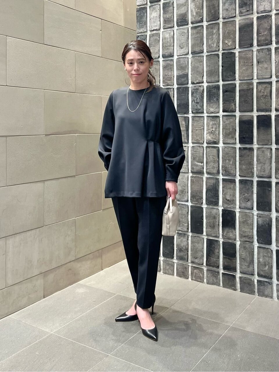 テーパードパンツをはいた女性