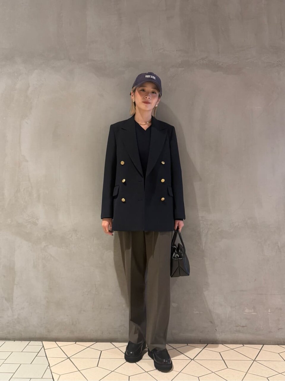 テーパードパンツをはいた女性