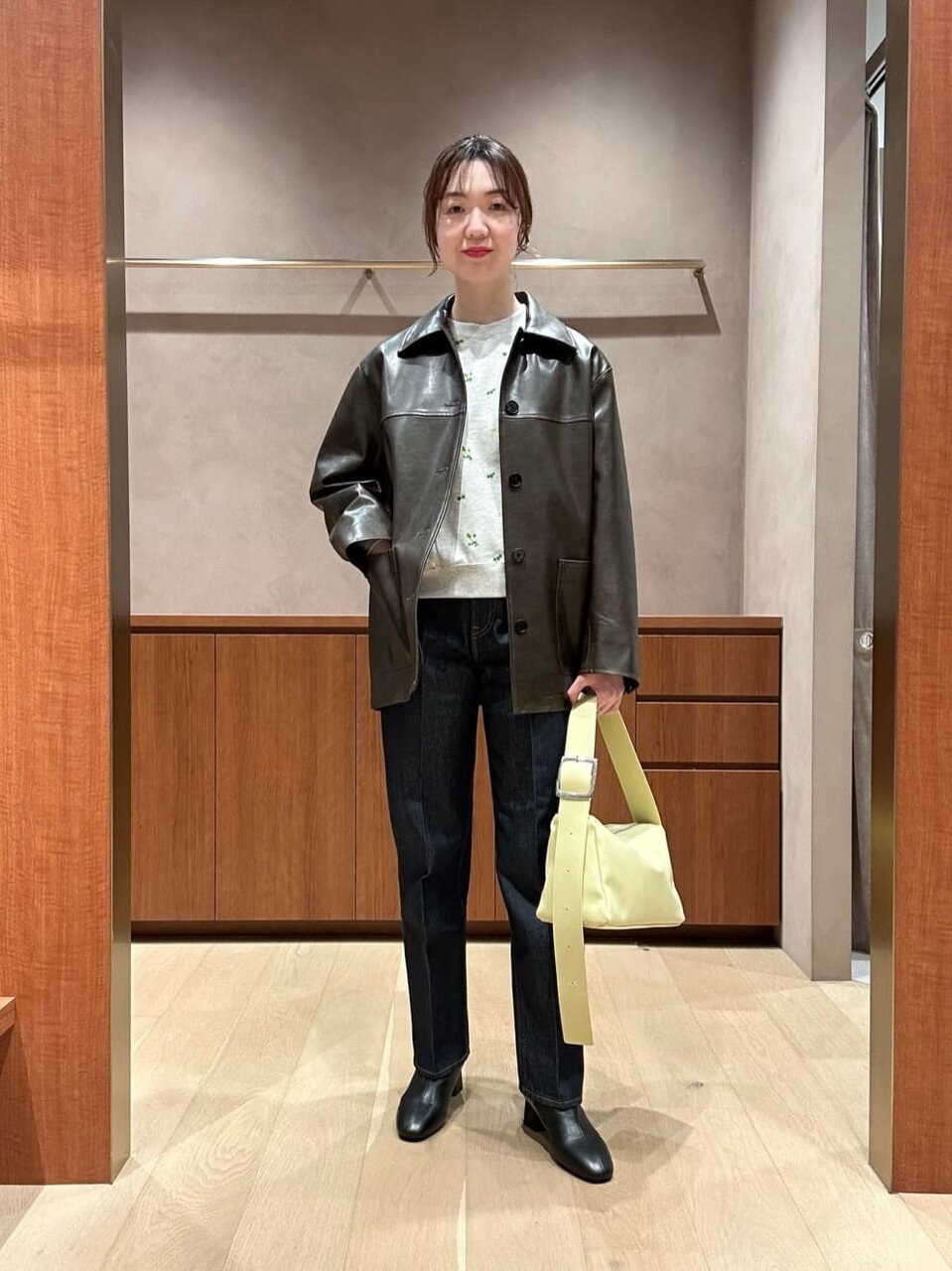 ストレートパンツをはいた女性