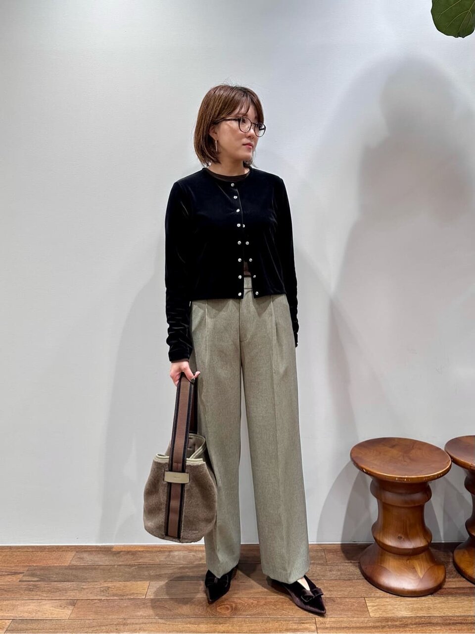 ストレートパンツをはいた女性