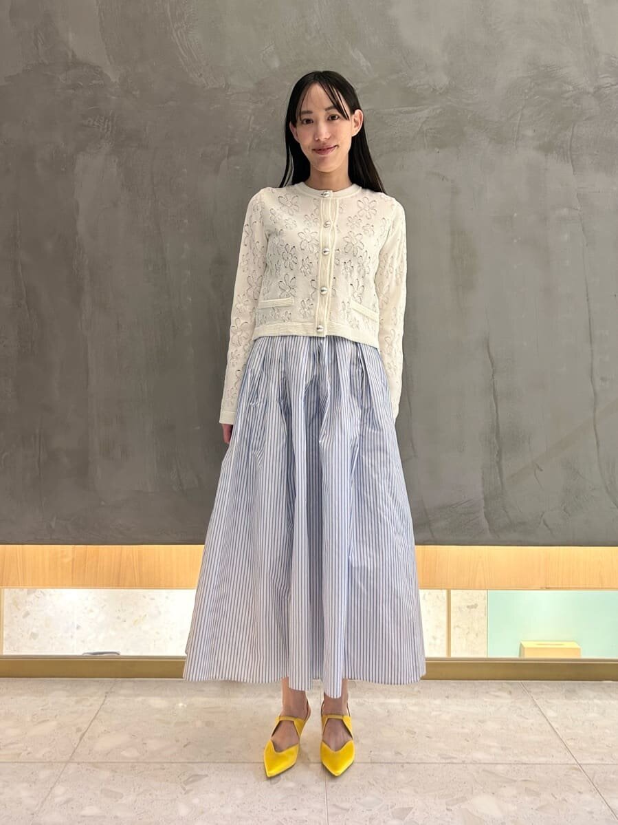 カーディガンとストライプ柄スカートの春コーデ