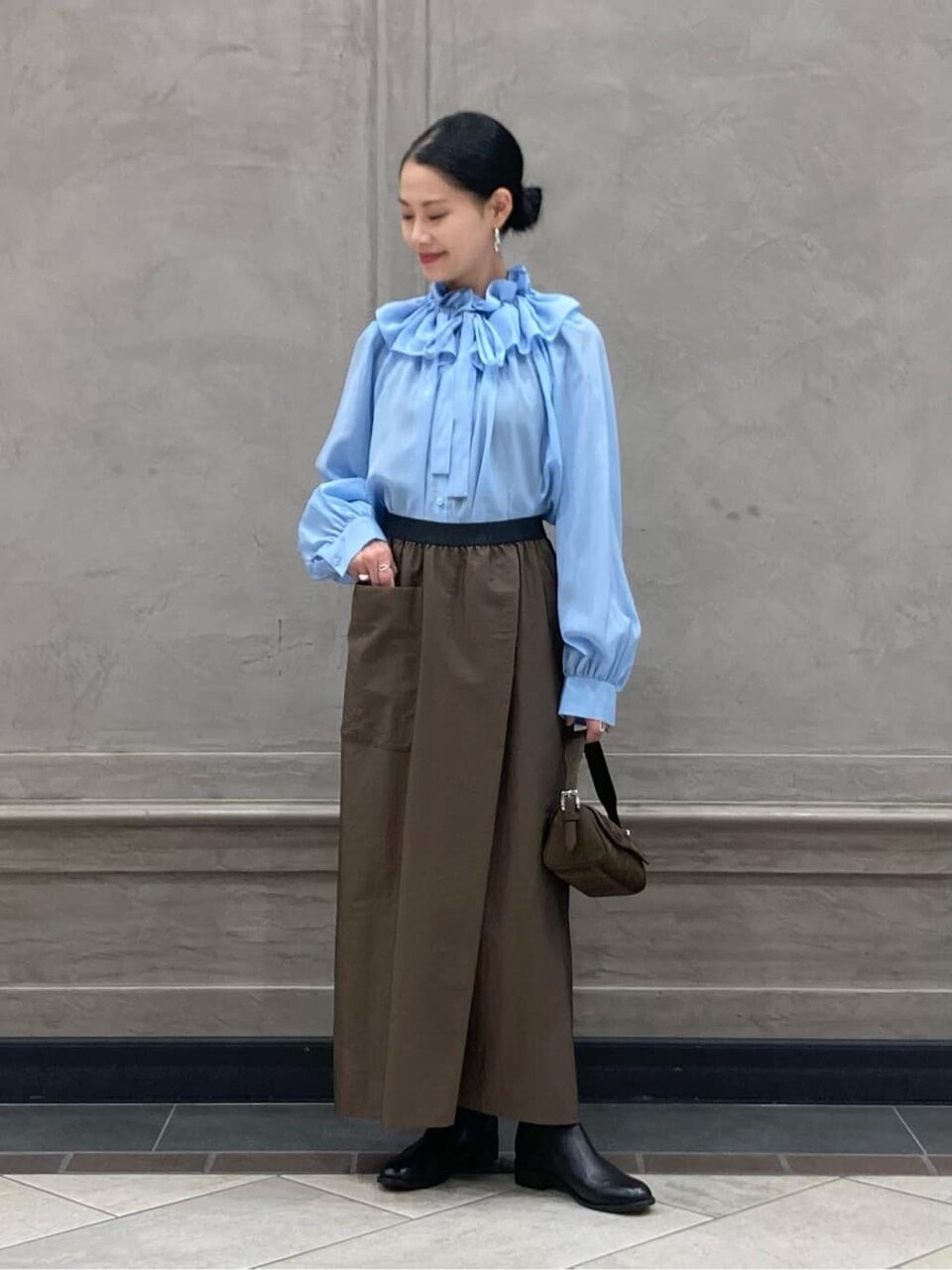 リボンブラウスとタイトスカートの春コーデ