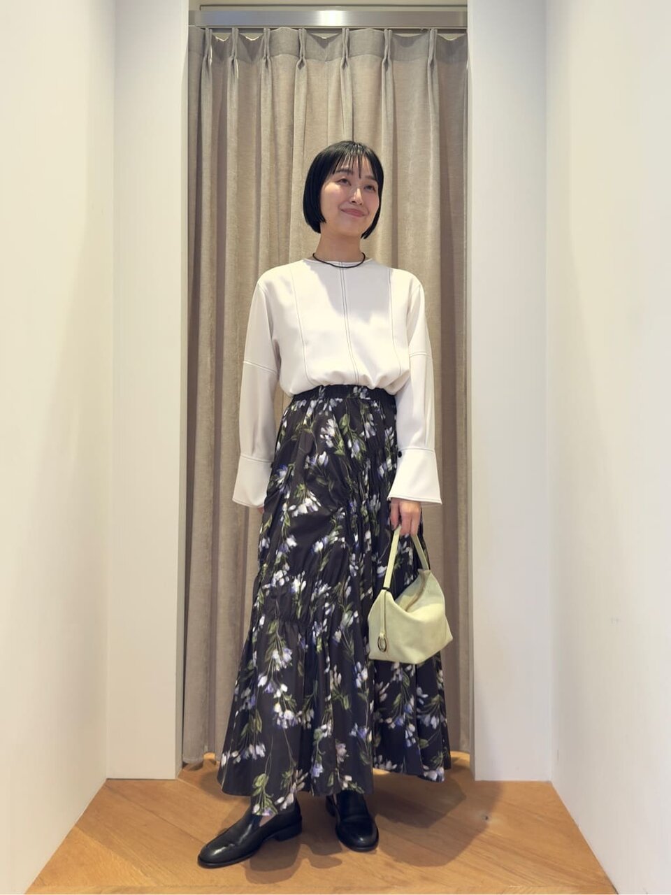 ブラウスと花柄スカートの春コーデ