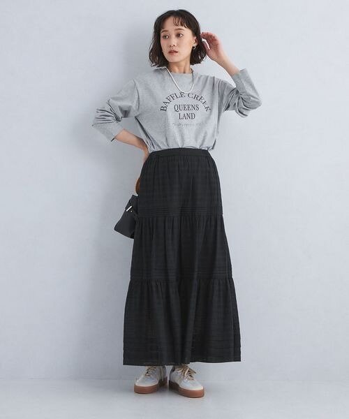 ティアードスカートを着た女性