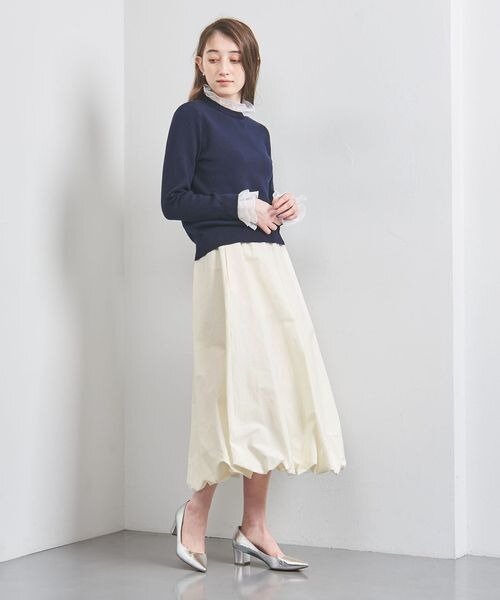 バルーンスカートを着た女性