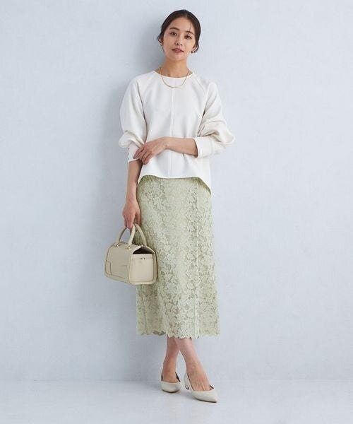 レーススカートを着た女性