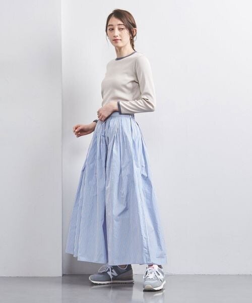 ストライプ柄スカートを着た女性