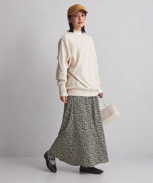 花柄スカートを着た女性