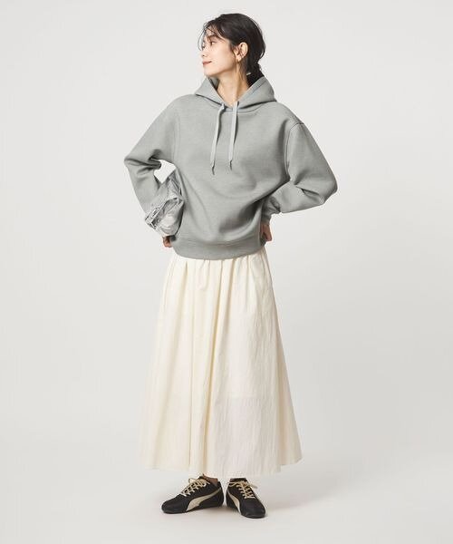 スカートをカジュアルに着こなす女性