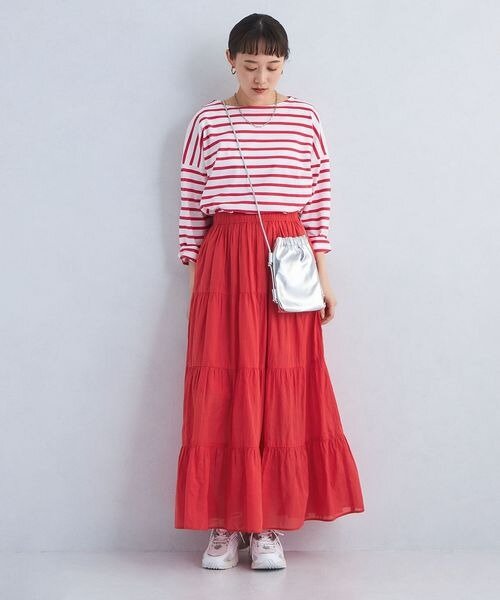 コットン素材のスカートを着た女性