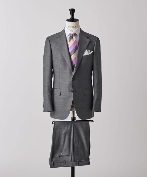 ライトグレーのスーツを着た男性