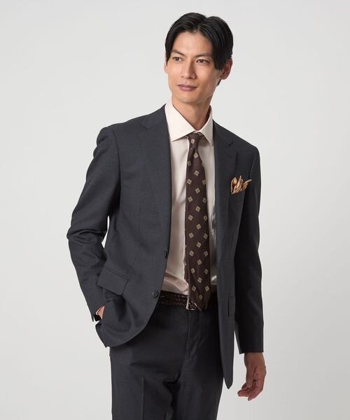 ベージュのシャツを着た男性