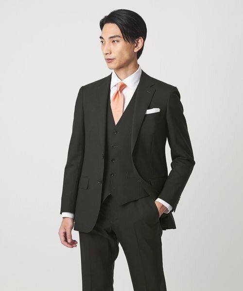 スリーピーススーツを着た男性