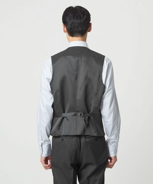 スーツのベストを着た男性の後ろ姿