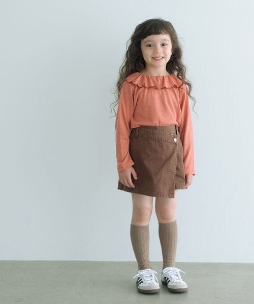 Tシャツを着た女児