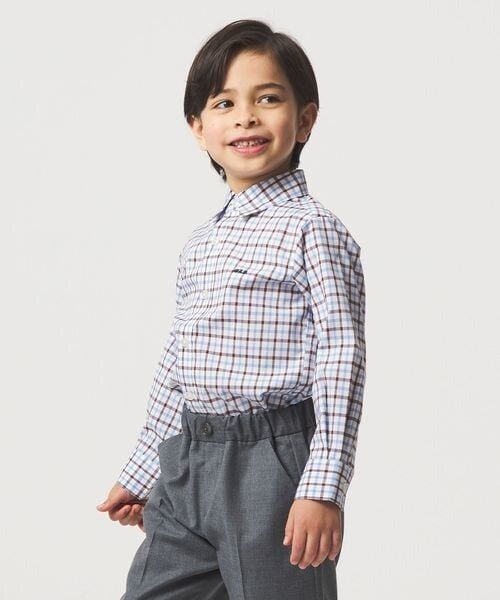 シャツを着た男児