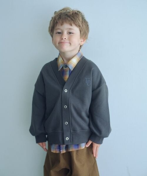 カーディガンを着た男児