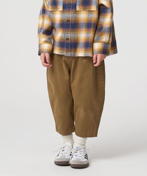 イージーパンツをはいた男児