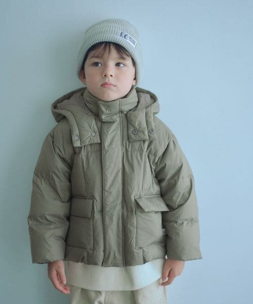 ダウンコートを着た男児