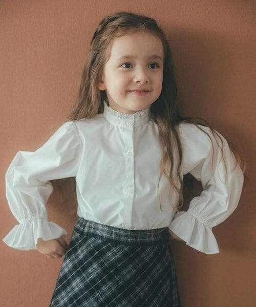 ブラウスを着た女児