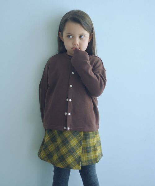 カーディガンを着た女児