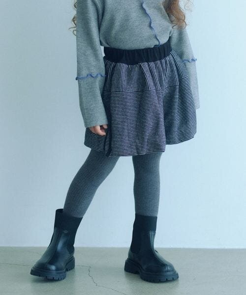 キュロットパンツをはいた女児