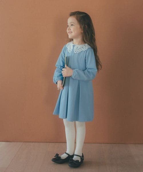 ワンピースを着た女児