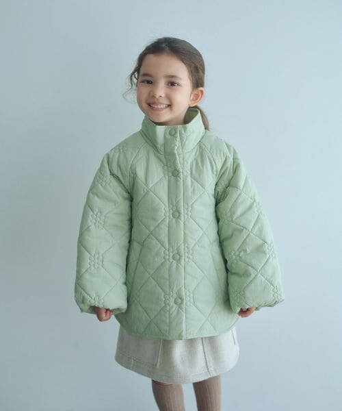 キルトブルゾンを着た女児