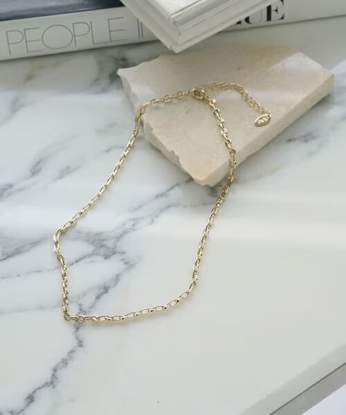 メタリックなチェーンネックレス