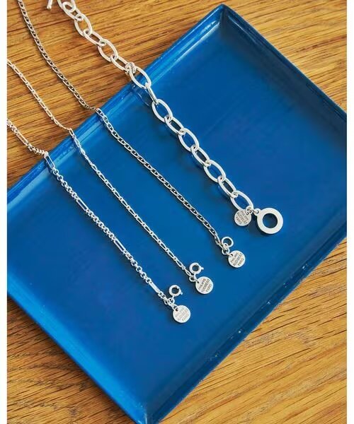 青いトレーに乗った複数のネックレス