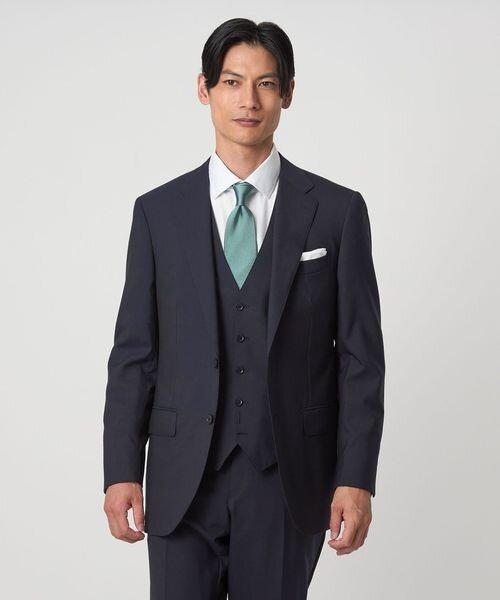 スリーピーススーツを着た男性